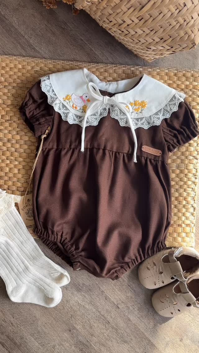 Body infantil marrom com gola bordada removível