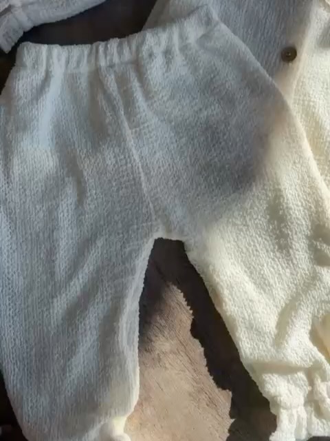 Detalhe de tecido infantil claro com textura delicada